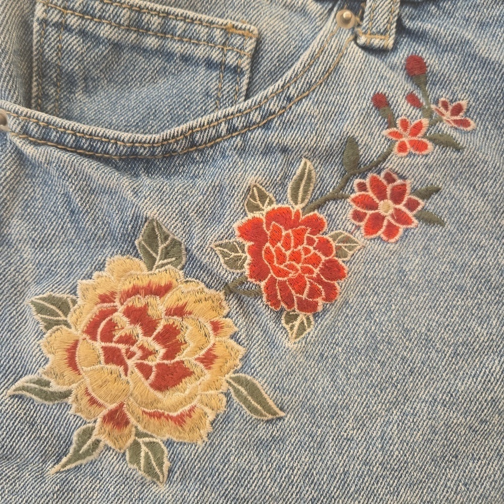Floral Rose Embroidered Mid Rise Denim Shorts Blue Womens Size 29 - Picture 3 of 6